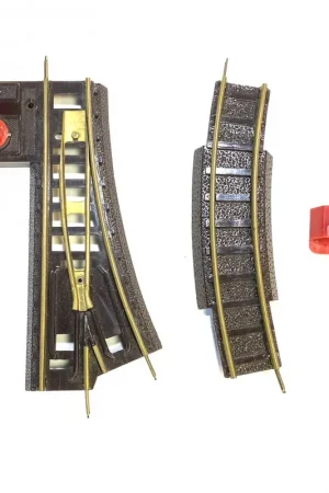 *SOLDES* - 1/2 RAIL COURBE + 1 AIGUILLAGE ELECTRIQUE (GAUCHE) + 1 BUTOIR HO Offre Du Jour